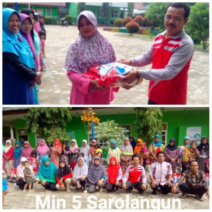 Penyerahan Zakat Profesi Ke Wali Murid Yang Berhak Menerima